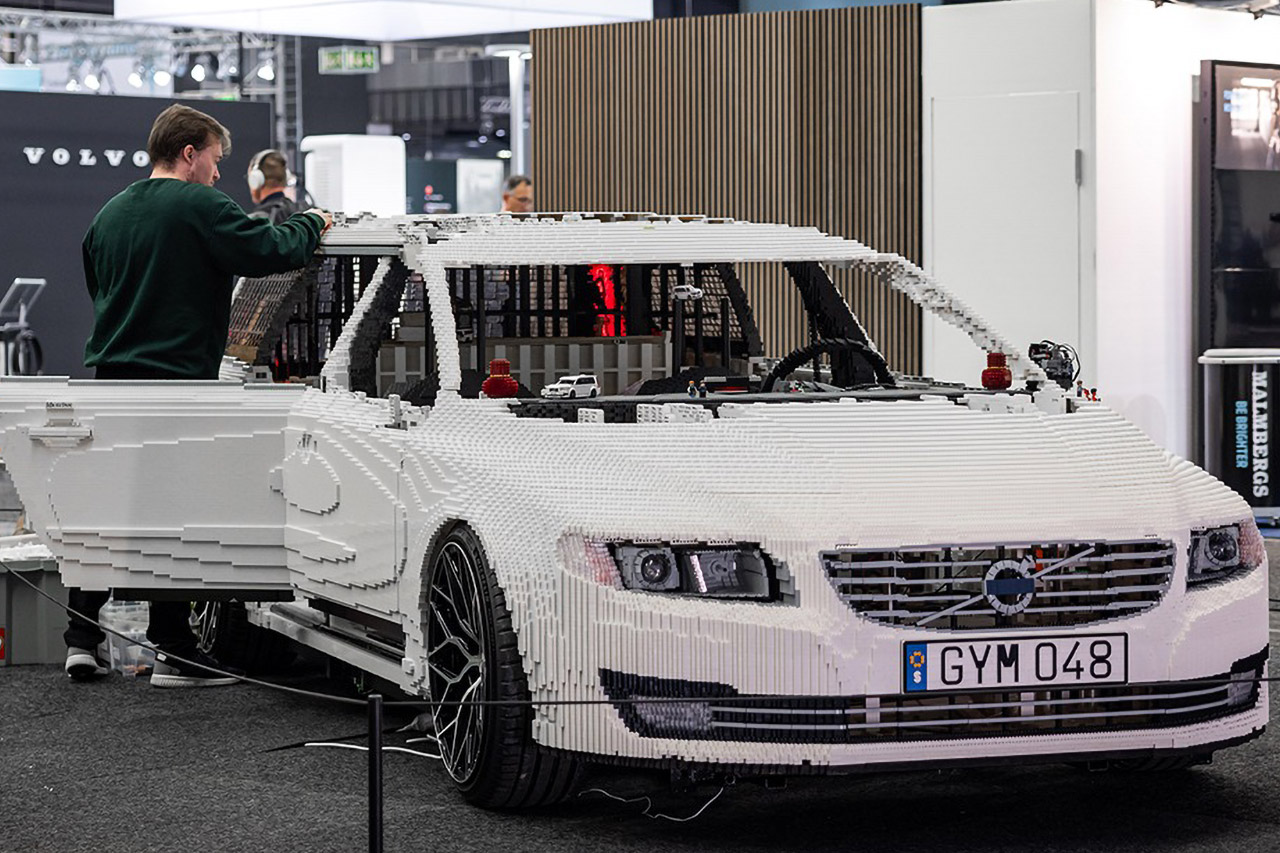 LEGO 1:1 Scale Volvo V70 Car