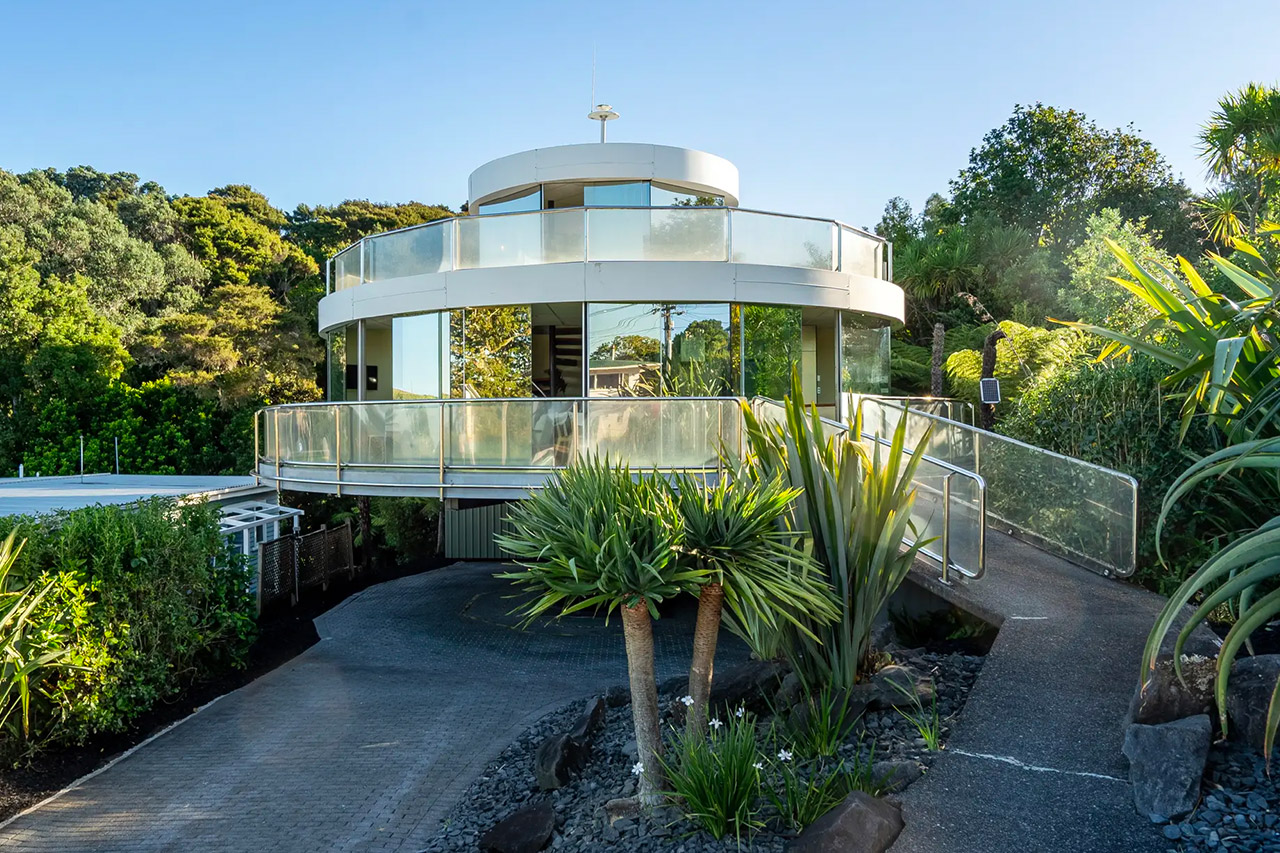 360Degree Rotating 'The Lighthouse' Home Completes Full Rotation in 33