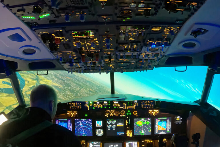 Ultimate Boeing 737-8 Home Flight Simulator