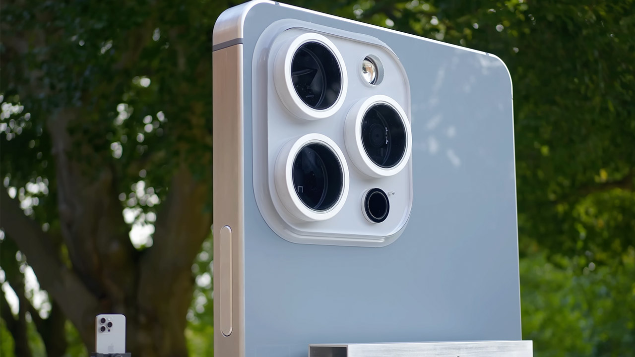 DIY Perks Largest iPhone in the World