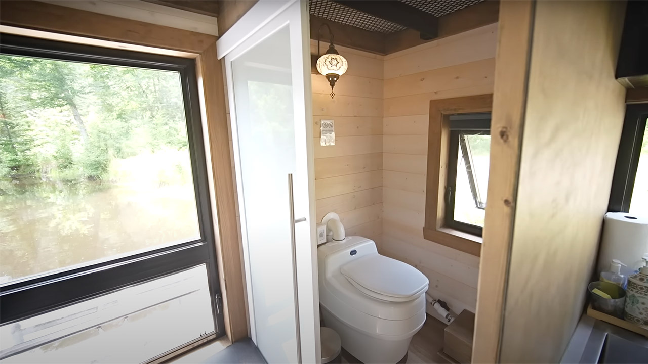 Tiny Floating Home Off-Grid