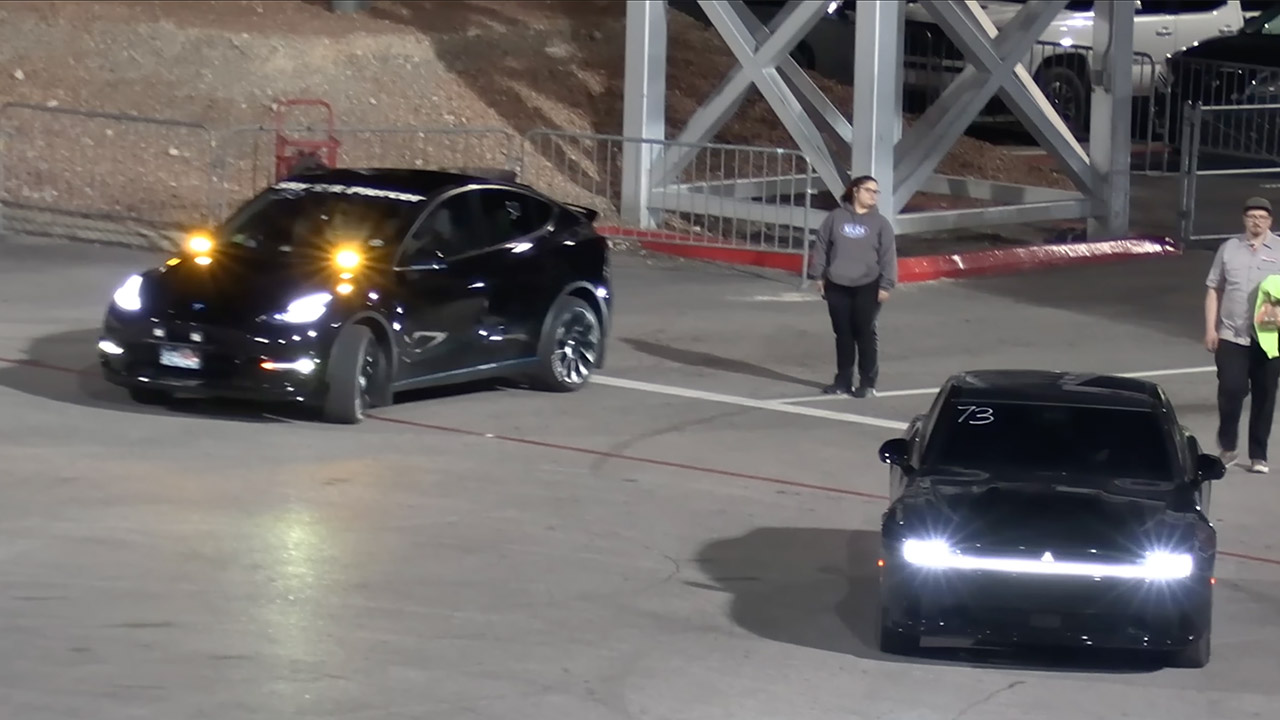 Tesla Model Y vs 2025 Dodge Charger Dayton R/T EV Drag Racing