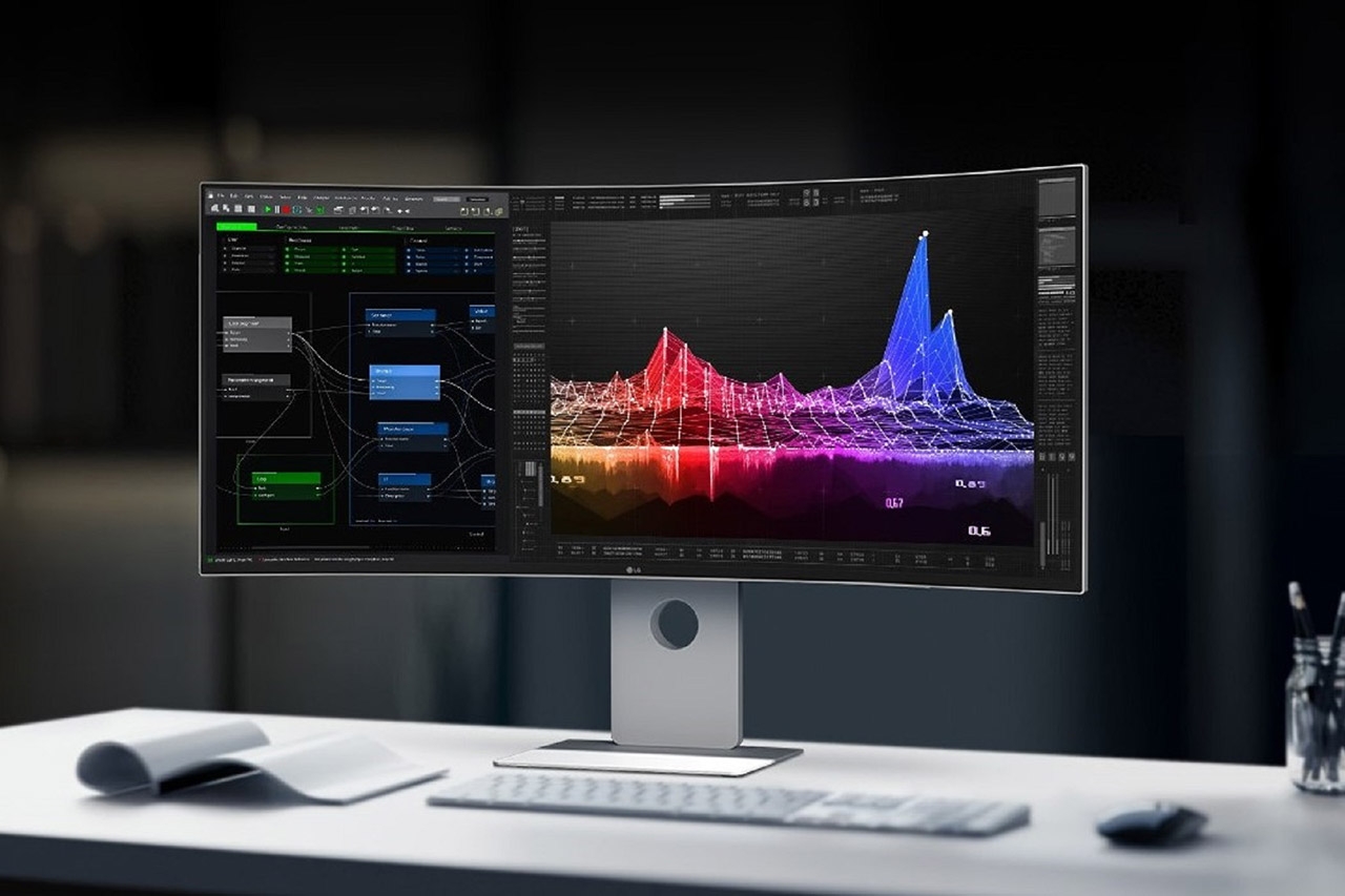 LG UltraFine 40WT95UF First Thunderbolt 5 5K2K Monitor
