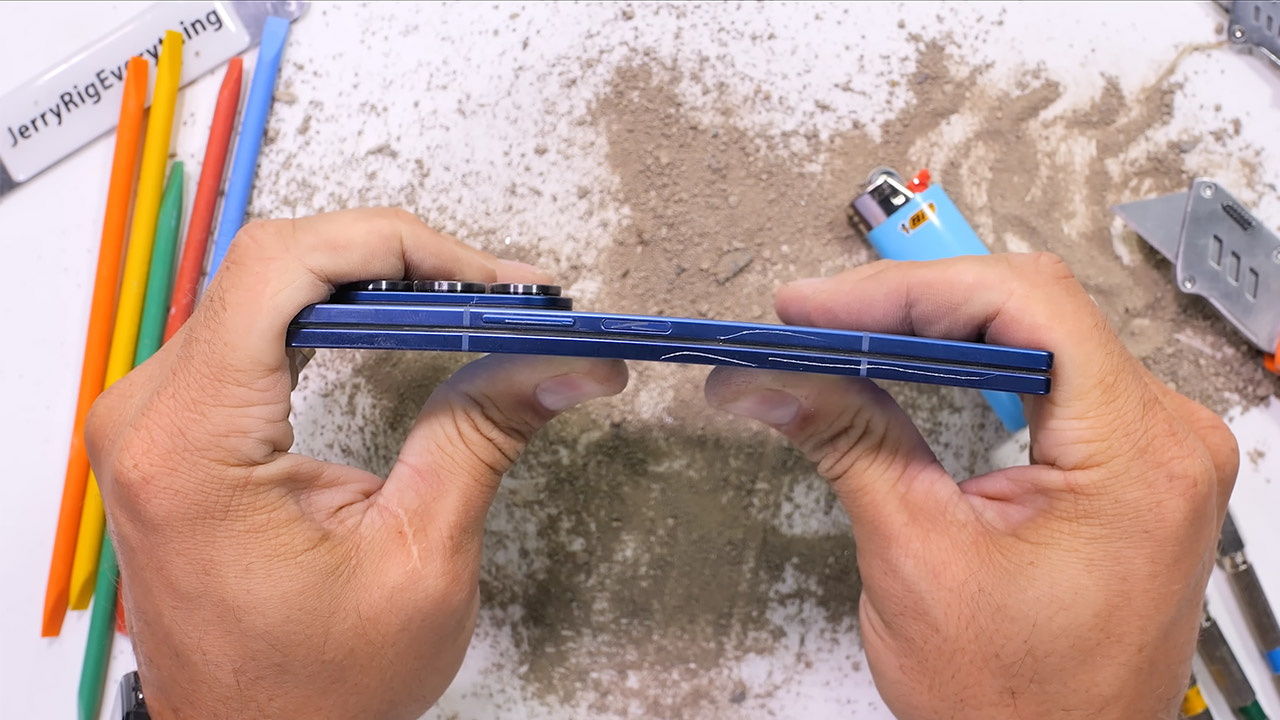 JerryRigEverything Samsung Galaxy Z Fold7 Durability Test
