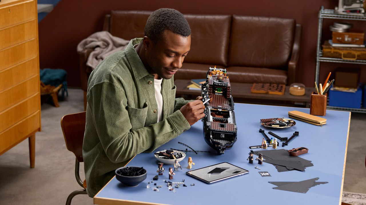 LEGO Icons Captain Jack Sparrow's Pirate Ship 10365 Set