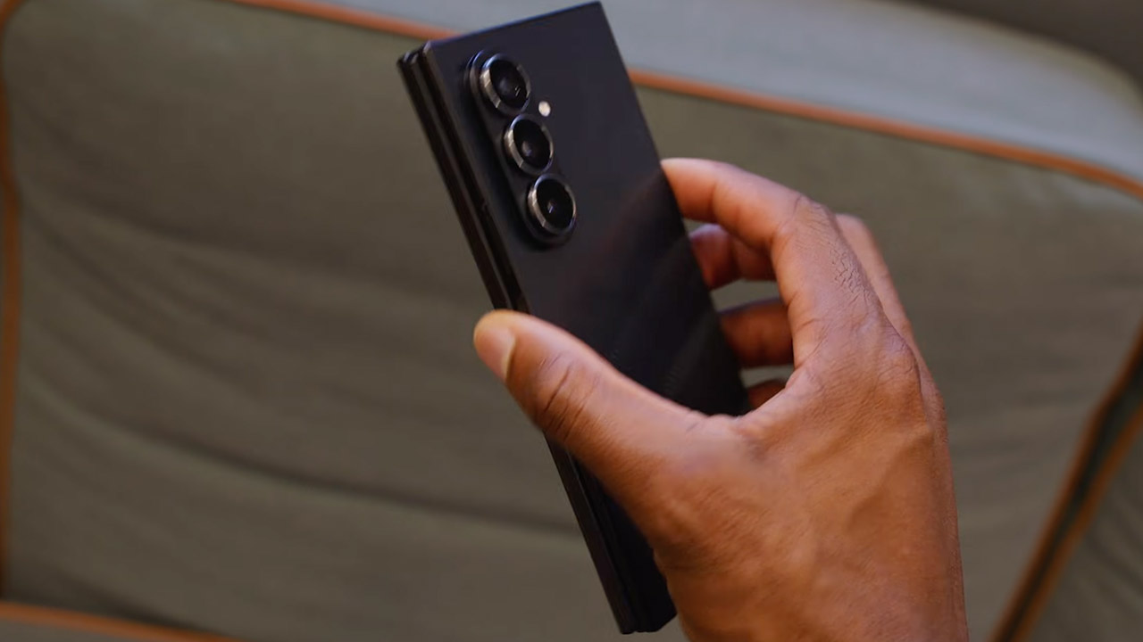 MKBHD Hands-On Samsung Galaxy Z TriFold