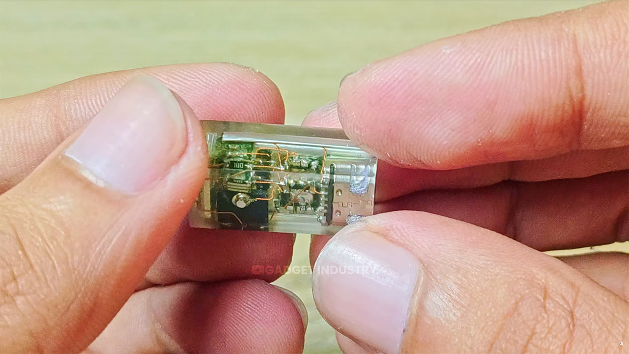 Fingertip-Sized Rechargeable Flashlight Could be World's Smallest 4 Smallest Rechargeable Flashlight