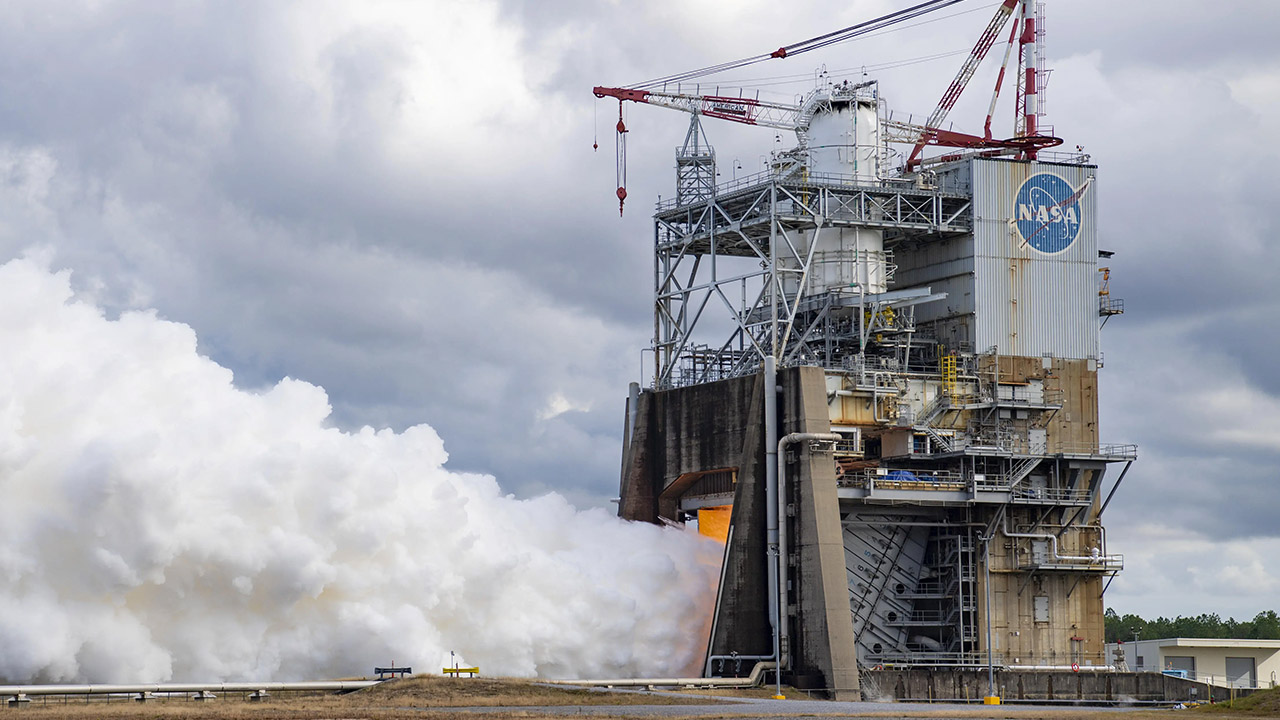 NASA Efficiently Conducts Sizzling Hearth of RS-25 Engine That Will Energy the SLS (House Launch System) Rocket 2 NASA RS-25 Engine Hot Fire Test Space Launch System SLS Rocket