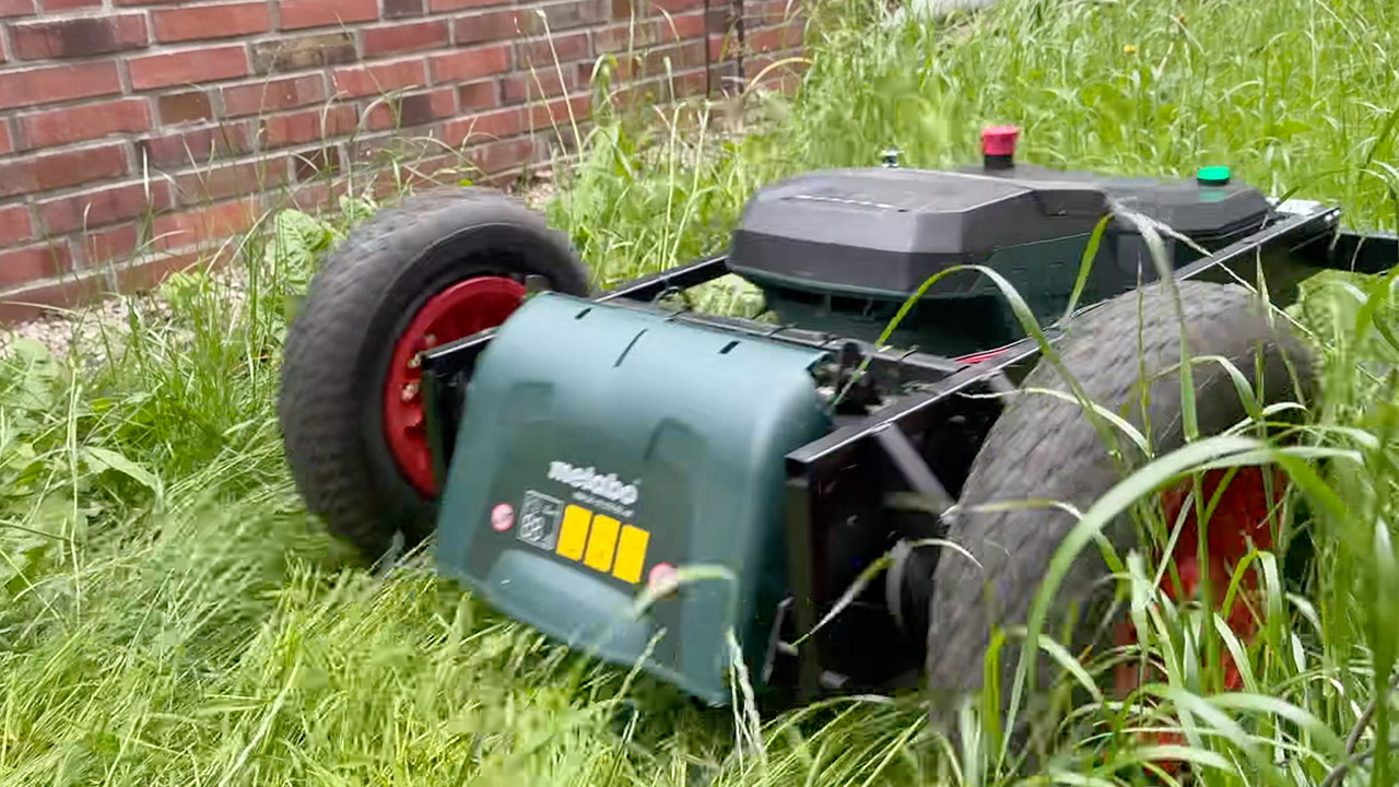 Remote-Controlled Electric Lawnmower Mod
