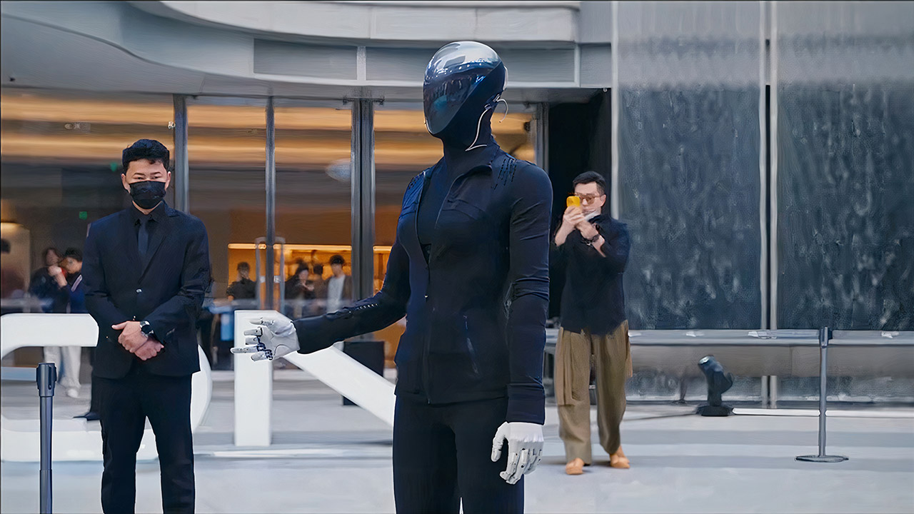 XPENG IRON Humanoid Robot Public Mall Fall