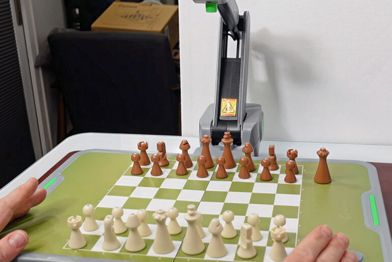 Manya Cynus Robotic Arm Chess