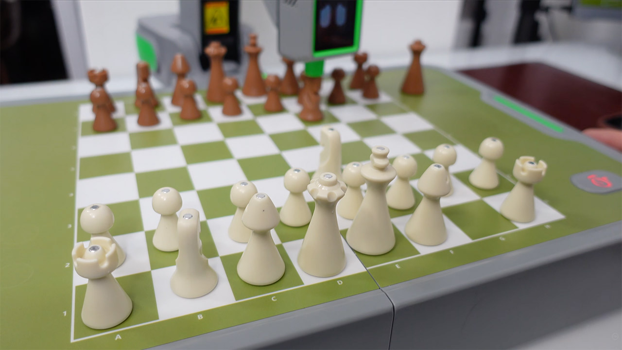 Manya Cynus Robotic Arm Chess