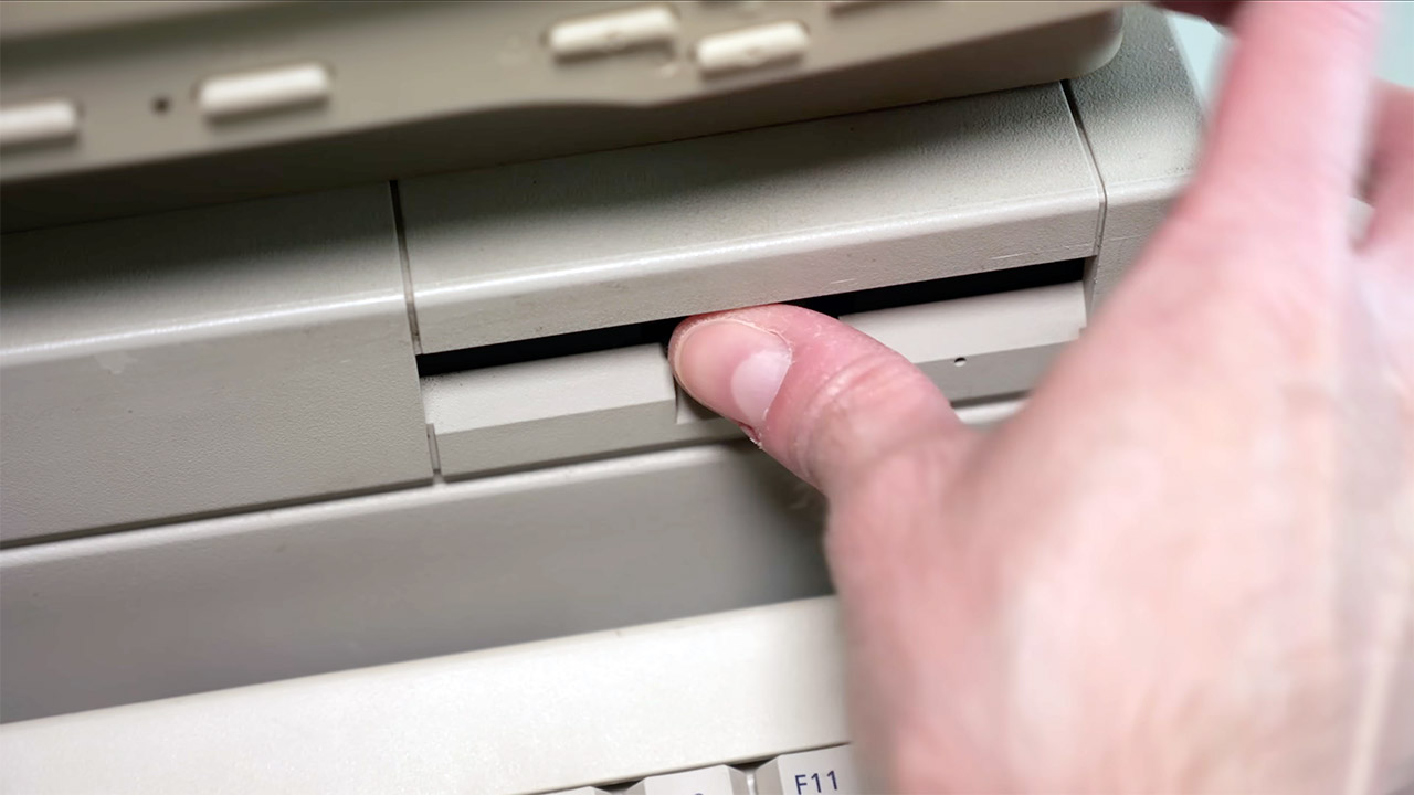 This YouTuber Saved a Uncommon Solar Laptop With an SD Card Hidden in Its Unique Case 3 Sun SPARCstation IPX Computer Rebuild Revival