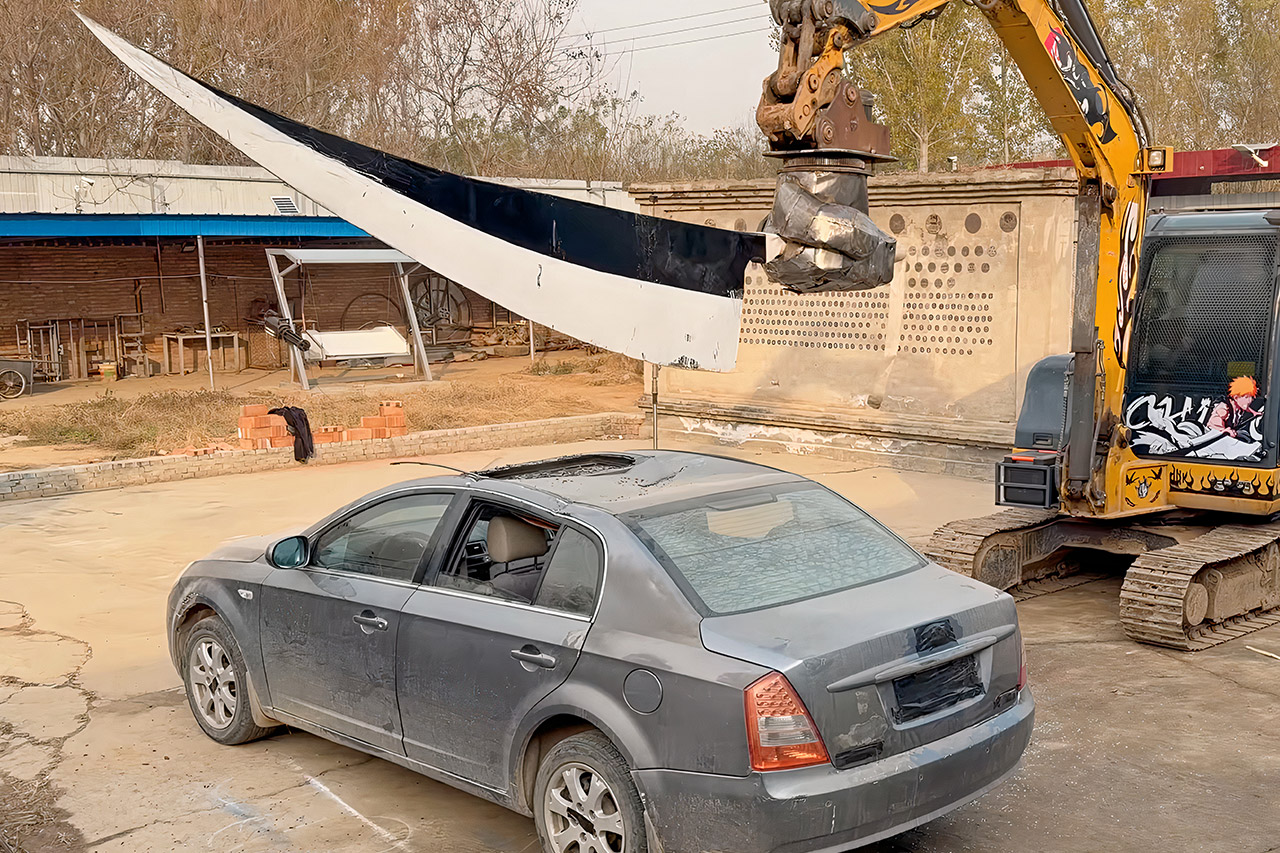 Handy Geng Giant Sword Excavator