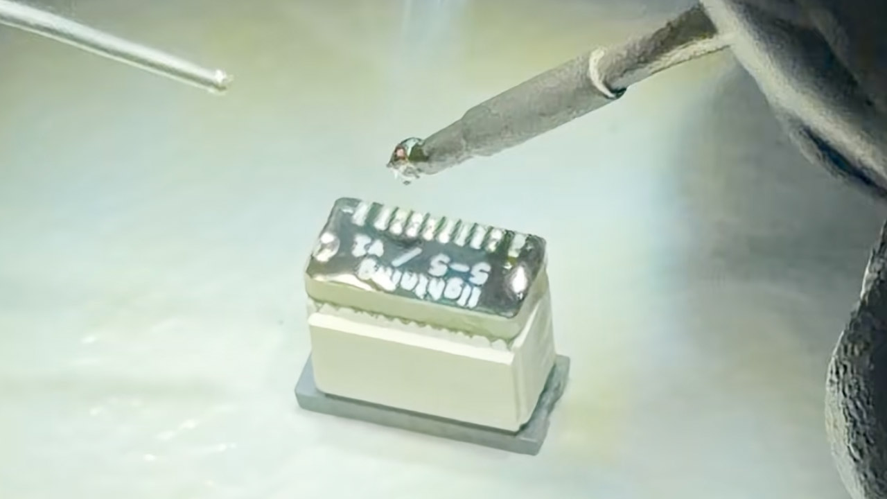 iPhone 17 Pro Lightning Port Case