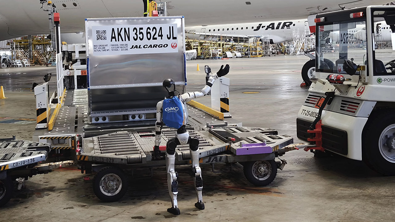 Unitree Humanoid Robot JAL Airlines Haneda Airport Tokyo