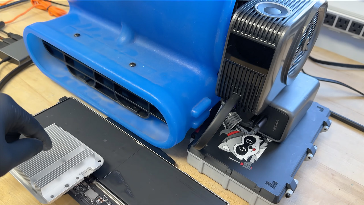 Apple MacBook Neo Cooling Mod