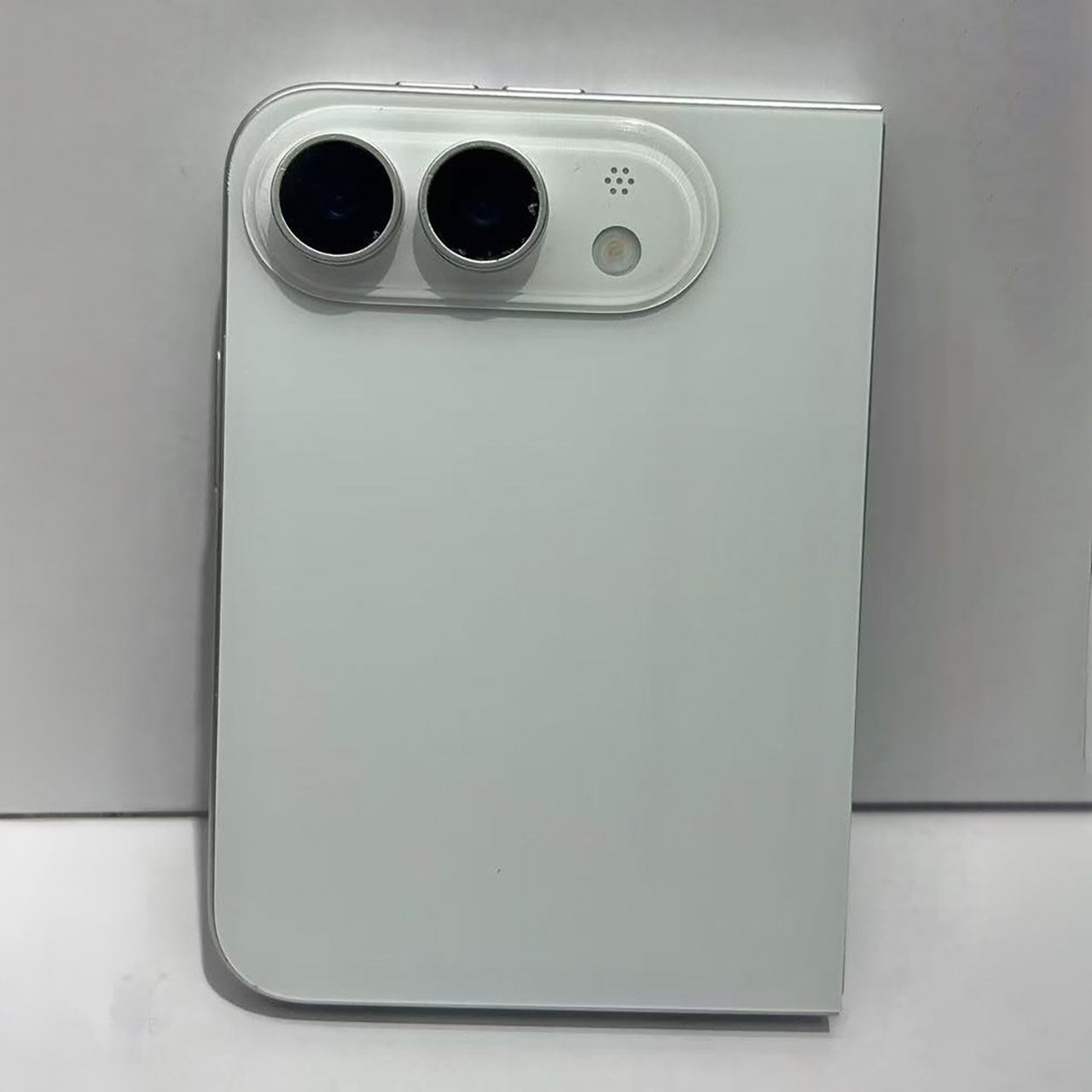Apple Foldable iPhone Ultra Dummy Unit