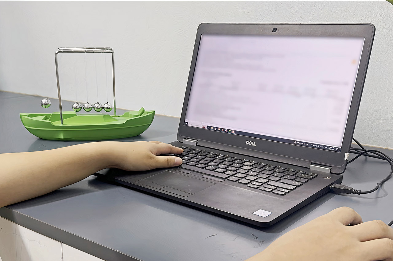 Perpetual Newton's Cradle Never Stops