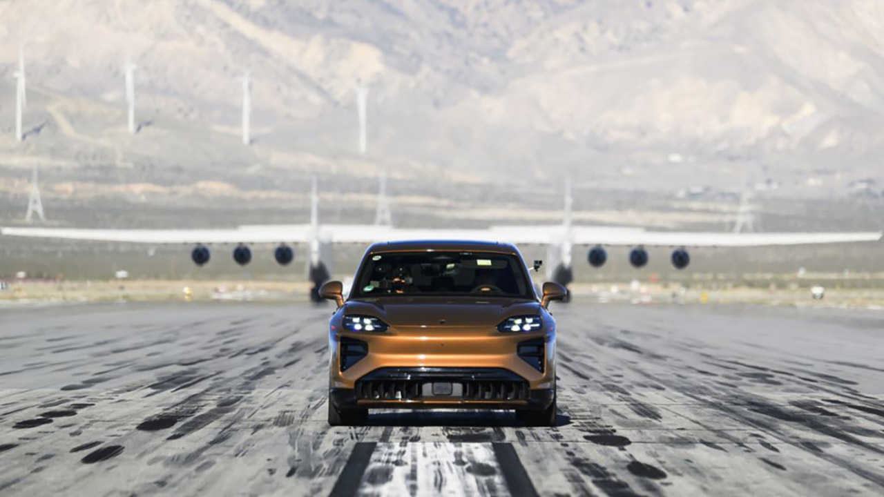 Porsche Cayenne Turbo Electric vs Stratolaunch Roc Largest Aircraft