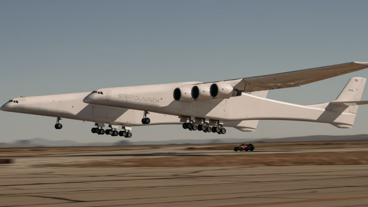 Porsche Cayenne Turbo Electric vs Stratolaunch Roc Largest Aircraft