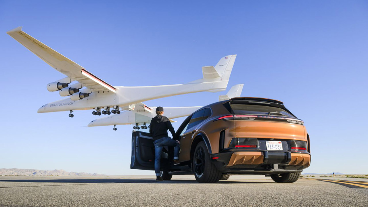 Porsche Cayenne Turbo Electric vs Stratolaunch Roc Largest Aircraft