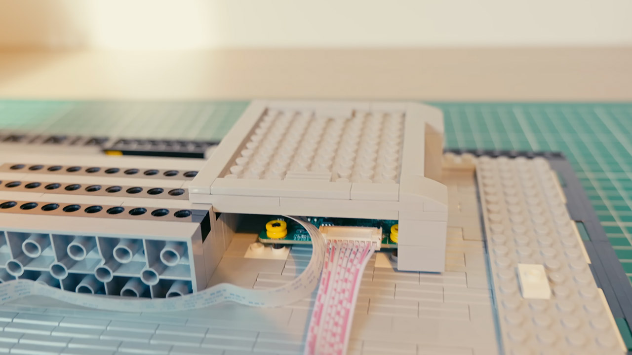 Koenkun Bricks Broken Laptop LEGO Monitor
