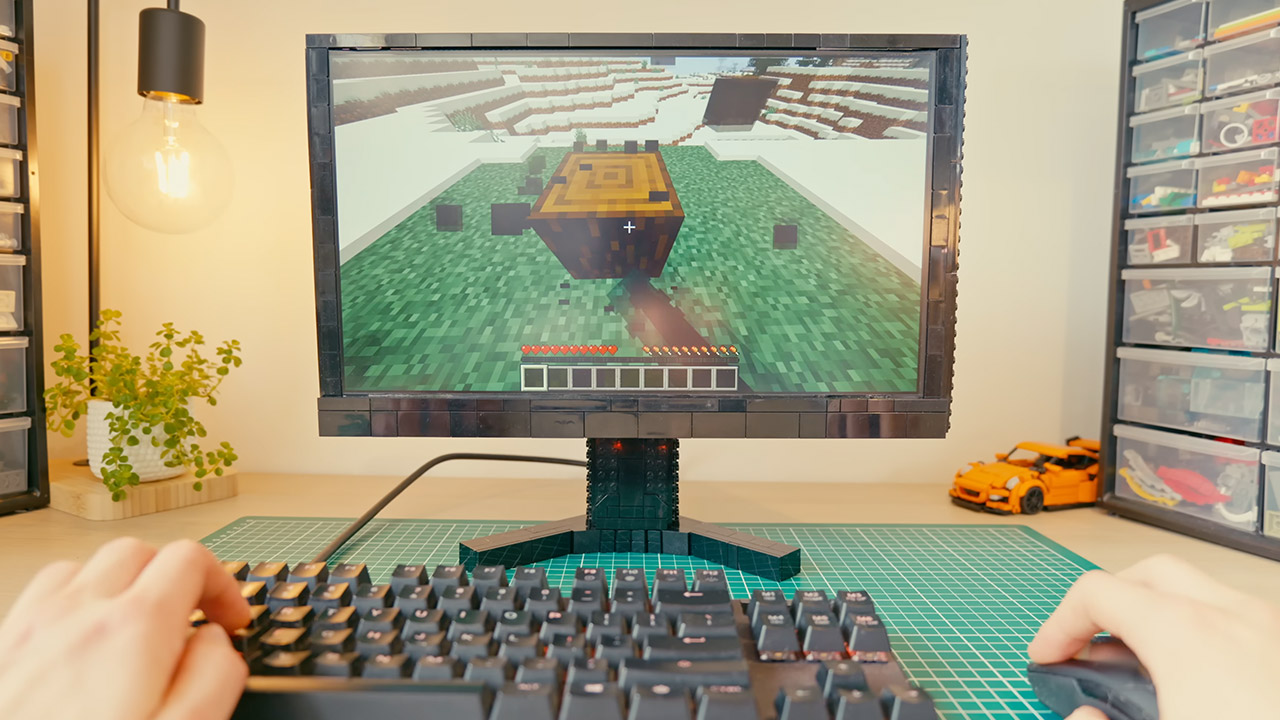Koenkun Bricks Broken Laptop LEGO Monitor