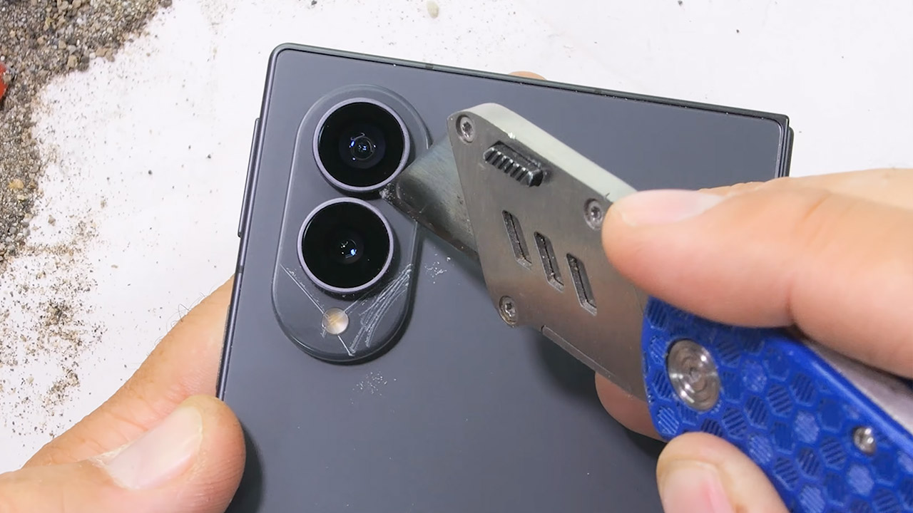 JerryRigEverything Samsung Galaxy Z Fold8 Durability Test