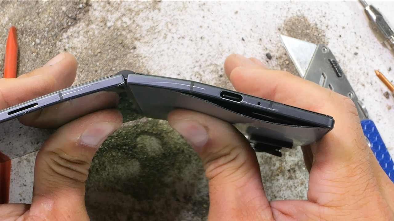 JerryRigEverything Samsung Galaxy Z Fold8 Durability Test