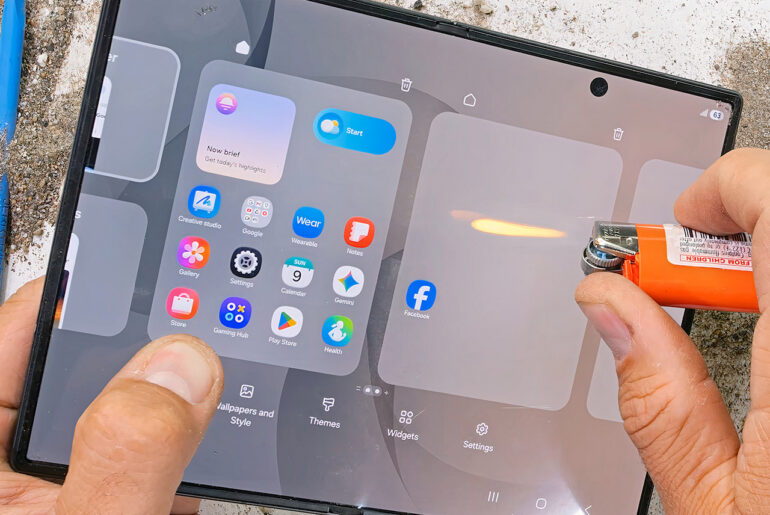 JerryRigEverything Samsung Galaxy Z Fold8 Durability Test