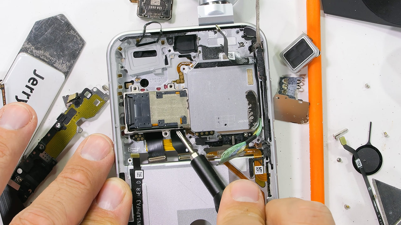 JerryRigEverything Honor Robot Phone Durability Test Teardown