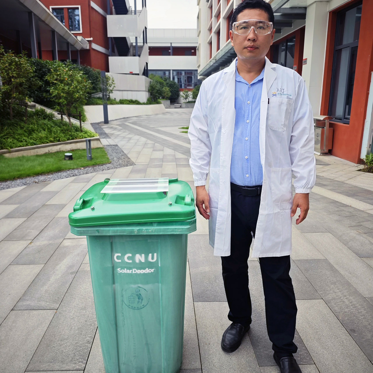 Sunlight-Activated Garbage Lid Insert Clear Odors
